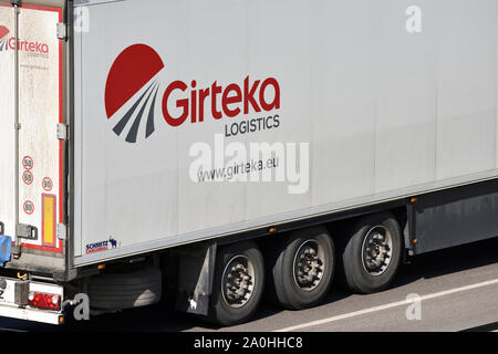 Vilnius, Lituania - 18 Aprile: Girteka carrello su autostrada strada a Vilnius il 18 aprile 2019. Logistica Girteka è leader in Europa in base patrimoniale i trasporti Foto Stock