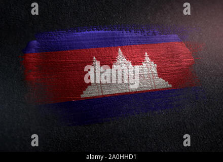 Cambogia bandiera fatta di spazzola metallica vernice su grunge parete scura Foto Stock