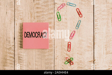 La scrittura della nota mostra la democrazia. Il concetto di business per la libertà della mostra di esprimere i loro sentimenti e credenze color pastello nota carta posizionati accanto Foto Stock