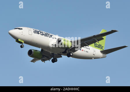 Vilnius, Lituania - 25 Aprile: Air Baltic Boeing 737-31S aereo il 25 aprile 2019 a Vilnius Lituania. Foto Stock