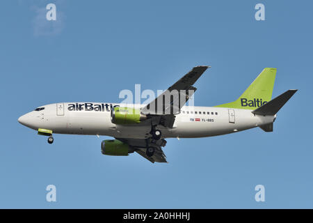 Vilnius, Lituania - 25 Aprile: Air Baltic Boeing 737-31S aereo il 25 aprile 2019 a Vilnius Lituania. Foto Stock