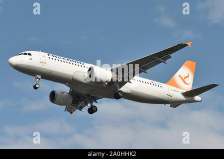 Vilnius, Lituania - 25 Aprile: Freebird Airlines Airbus A320 aereo il 25 aprile 2019 a Vilnius Lituania. Foto Stock