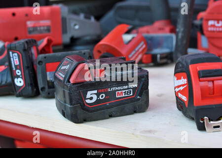 Vilnius, Lituania - 25 Aprile: Milwaukee power tools on April 25, 2019 in Vilnius Lituania. Il Milwaukee Electric Tool Corporation produce energia per Foto Stock