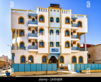 Street view con un nuovo e moderno hotel in Essaouira, mantenendo il tipico stile marocchino e colori. Foto Stock