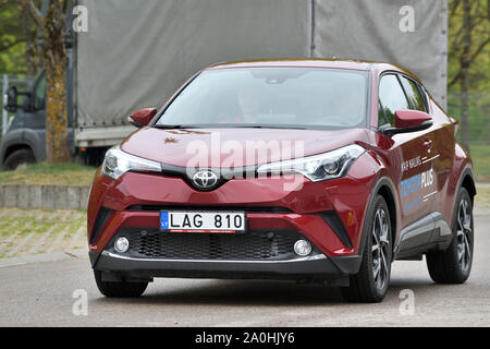 Vilnius, Lituania - 10 Maggio: Toyota CHR ultracompatto che sta SUV Crossover automobile ibrida il 10 maggio 2019 a Vilnius, in Lituania. Foto Stock