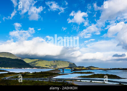 Paesaggio vista panoramica a Fredvang bridge, Torvoya e buoya isole e Hovdanvika bay a Lofoten, Norvegia Foto Stock