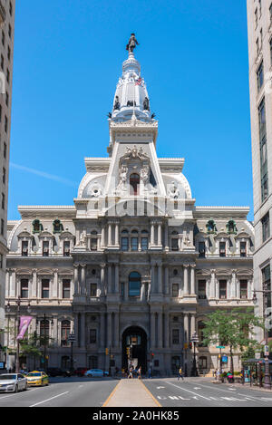 Philadelphia City Hall, vista del municipio e la sua 548 ft (167m) alta torre da Nord Broad Street nel centro cittadino di Philadelphia, Stati Uniti d'America Foto Stock