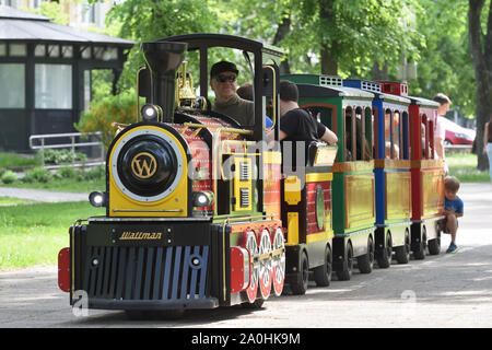 Vilnius, Lituania - 18 Maggio: persone non identificate in bambini attrazione estiva locomotore il 18 maggio 2019 a Vilnius Lituania. Vilnius è la pro capite Foto Stock