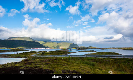 Paesaggio vista panoramica a Fredvang bridge, Torvoya e buoya isole e Hovdanvika bay a Lofoten, Norvegia Foto Stock