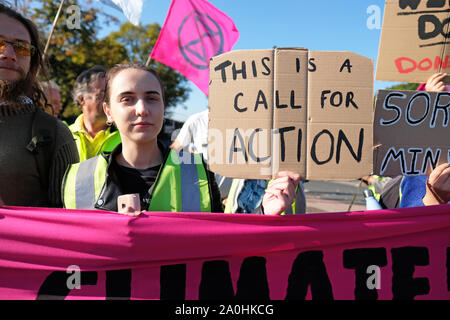 Worcester, Worcestershire, Regno Unito - Venerdì XX Settembre 2019 - estinzione della ribellione ( XR ) clima manifestanti e attivisti di " commuters " Blocco di strade e traffico durante la mattina ora di punta per aumentare la consapevolezza del cambiamento climatico come parte dell'XR clima globale sciopero. Foto Steven Maggio / Alamy Live News Foto Stock