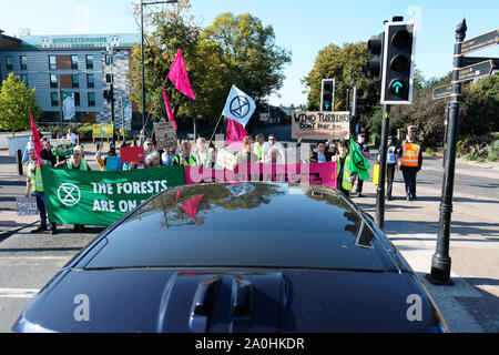 Worcester, Worcestershire, Regno Unito - Venerdì XX Settembre 2019 - estinzione della ribellione ( XR ) clima manifestanti e attivisti di " commuters " Blocco di strade e traffico durante la mattina ora di punta per aumentare la consapevolezza del cambiamento climatico come parte dell'XR clima globale sciopero. Foto Steven Maggio / Alamy Live News Foto Stock