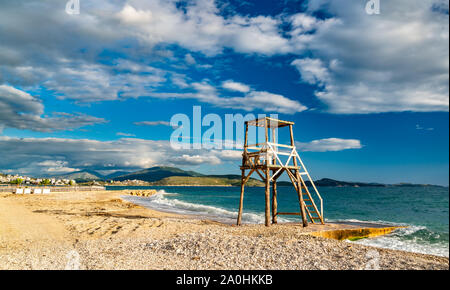Sedia Baywatch su una spiaggia di Saranda, Albania Foto Stock