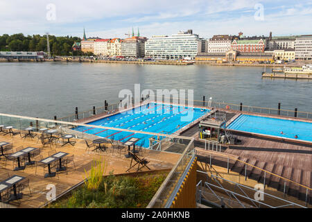 HELSINKI, Finlandia - 3 Settembre 2019: Allas mare Piscina con vista sul centro di Helsinki vicino al porto di mare Foto Stock