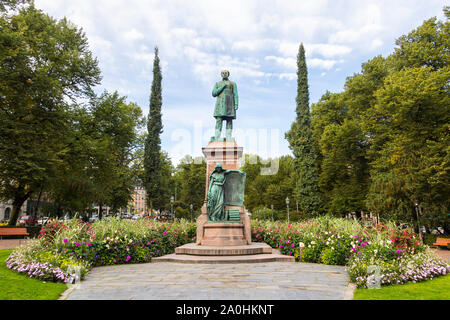 Statua del poeta nazionale Johan Ludvig Runeberg in Esplanadi park a Helsinki in Finlandia Foto Stock