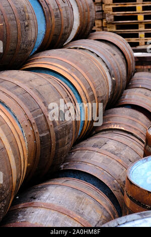 Una selezione di botti di legno usato in ela birra distilleria e l'industria Foto Stock