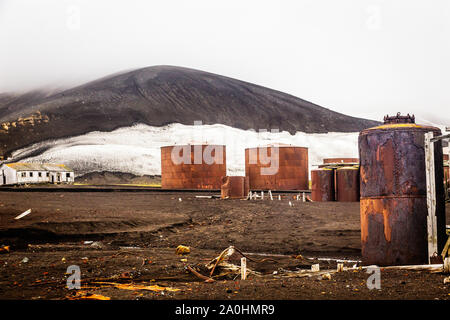 Abbandonata la balena norvegese stazione hunter rusty blubber serbatoi panorama a isola Deception, Antartico Foto Stock