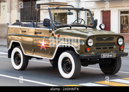 Sebastopoli, Crimea - 5 Maggio 2018: UAZ-469 sorge su una strada, è un fuori strada militare russo light utility veicolo fabbricato da UAZ, close-up p Foto Stock