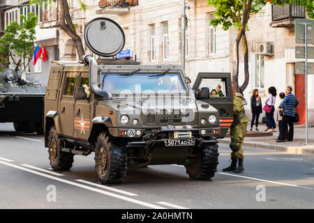 Sebastopoli, Crimea - 5 Maggio 2018: Militare Iveco LMV auto sorge su una strada. Il Light Multirole Vehicle è un 4WD veicolo tattico sviluppato da Iveco Foto Stock