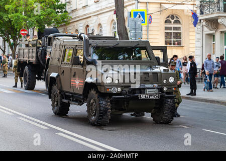 Sebastopoli, Crimea - 5 Maggio 2018: Iveco LMV vettura militare sorge su una strada. Il Light Multirole Vehicle è un 4WD veicolo tattico sviluppato da Iveco Foto Stock