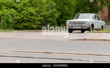 San Pietroburgo, Russia - 7 Giugno 2018: GAZ-24 Volga sorge su una strada della città. Questa è una vettura prodotta dalla Gorky Automobile impianto da 1970 a 198 Foto Stock