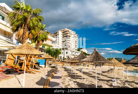 Ombrelloni di paglia su una spiaggia di Saranda, Albania Foto Stock