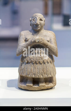 Pregando in piedi l'uomo. Circa 2400 BC. Di alabastro e shell. Artefatto trovato in Girsu ? (Odierna Tello) in Mesopotamia (oggi l'Iraq). Foto Stock