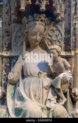 Vergine e il bambino da un lebbrosario. Intorno al 1350-1375. Calcare policromo. Da Nevers, Ducato di Borgogna, in Francia. Foto Stock