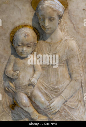 Madonna e Bambino. Attorno al 1470. Da Mino di Giovanni (chiamato anche Mino da Fiesole), 1429-1484. Pietra, marmo, tracce di doratura. Il museo del Louvre. Foto Stock