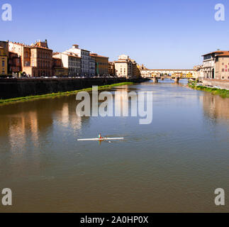 Fiume Arno con canoeist e Ponte Vecchio in background Foto Stock