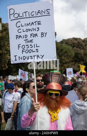 Fancy Dress cambiamenti climatici protestor presso lo sciopero nel rally di Sydney , Australia azienda artigianale segno targhetta Foto Stock