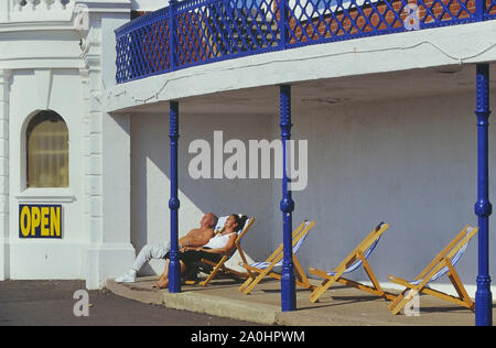 Lucertole da mare in sedie a sdraio, Bexhill, East Sussex, England, Regno Unito Foto Stock