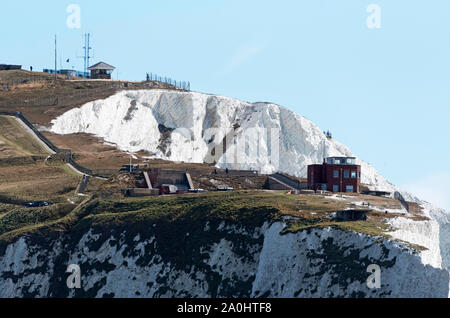 Isola di Wight, Inghilterra, Regno Unito. Settembre 2019. Gli aghi vecchia e nuova batteria Vittoriano di difesa costiera sito arroccato al di sopra degli aghi rocce. su Foto Stock