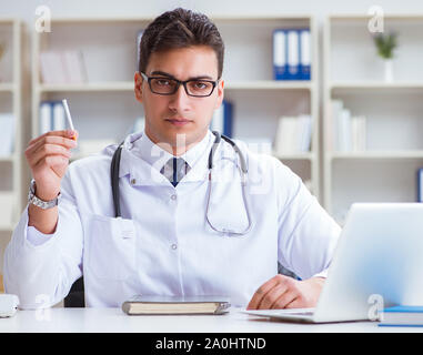 Il maschio di dottore in anti-fumo conceptwithcigarette pack Foto Stock