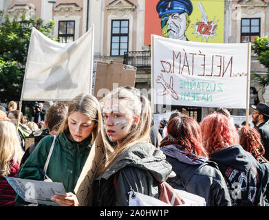 Brno, Repubblica Ceca. Xx Settembre, 2019. Sciopero degli studenti per una migliore protezione del clima e di abbassamento delle emissioni, a Brno, in Repubblica ceca, Venerdì, 20 settembre 2019. Credito: Monika Hlavacova/CTK foto/Alamy Live News Foto Stock