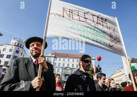 Brno, Repubblica Ceca. Xx Settembre, 2019. Sciopero degli studenti per una migliore protezione del clima e di abbassamento delle emissioni, a Brno, in Repubblica ceca, Venerdì, 20 settembre 2019. Credito: Monika Hlavacova/CTK foto/Alamy Live News Foto Stock