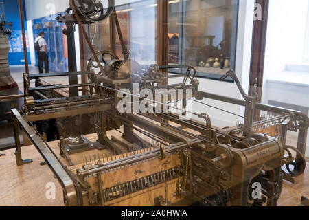 2019: Parigi, Francia - Settembre 01, 2019: la miniatura di un self acting telaio 1862 al Musee des Arts et Metiers (industrial design museum di Parigi, Metier Foto Stock