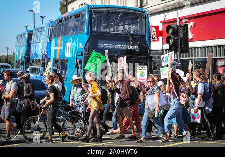 Southampton, Regno Unito xx Settembre 2019. Estinzione della ribellione e il cambiamento climatico gli attivisti marzo attraverso le strade di Southampton come parte del Global Strike protesta internazionale. Credit Stuart Martin/Alamy Live News Foto Stock