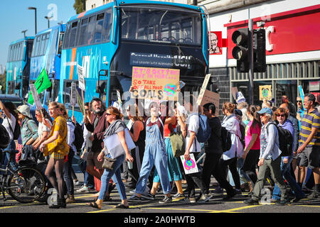 Southampton, Regno Unito xx Settembre 2019. Estinzione della ribellione e il cambiamento climatico gli attivisti marzo attraverso le strade di Southampton come parte del Global Strike protesta internazionale. Credit Stuart Martin/Alamy Live News Foto Stock