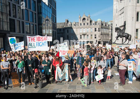 Aberdeen, Regno Unito. Xx Settembre 2019 centinaia di persone si uniscono alla sciopero del clima esterno Marischal Collage. Paolo di credito Glendell /Alamy Live News Foto Stock