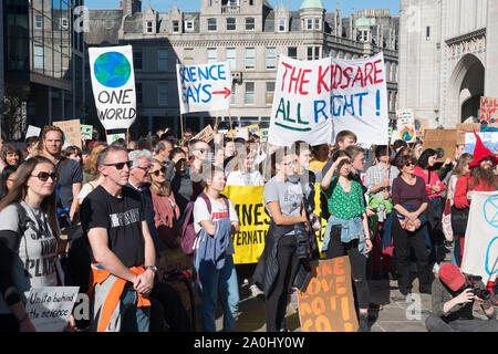 Aberdeen, Regno Unito. Xx Settembre 2019 centinaia di persone si uniscono alla sciopero del clima esterno Marischal Collage. Paolo di credito Glendell /Alamy Live News Foto Stock