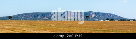 Vista panoramica del monte Arapiles in Victoria, Australia, da una distanza. Foto Stock