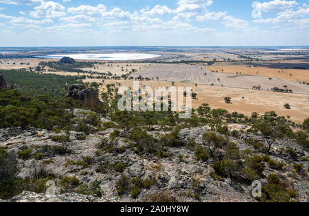 Vista dalla cima del monte Arapiles in Victoria, Australia, verso il lago di Mitre di conservazione della natura e di riserva Mitre Rock. Foto Stock