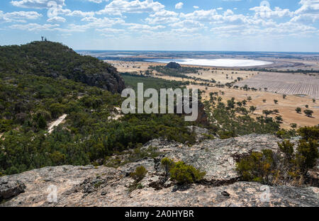 Vista dalla cima del monte Arapiles in Victoria, Australia, verso il lago di Mitre di conservazione della natura e di riserva Mitre Rock. Foto Stock