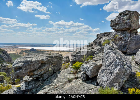 La vista dalla cima rocciosa del Monte Arapiles in Victoria, Australia, verso il lago di Mitre di conservazione della natura e di riserva Mitre Rock. Foto Stock