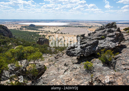 Vista dalla cima del monte Arapiles in Victoria, Australia, verso il lago di Mitre di conservazione della natura e di riserva Mitre Rock. Foto Stock