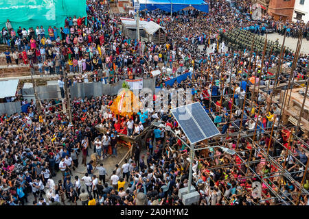 Gente che tira un carro della Kumari Dea durante Indra Jatra Festival in Nepal Foto Stock