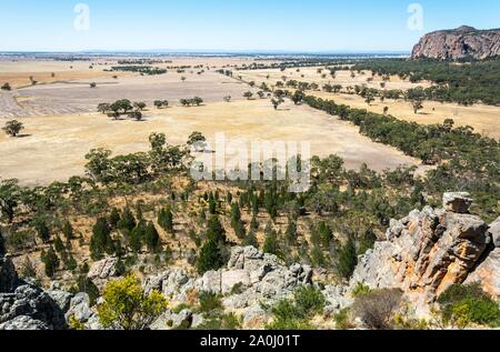 Vista delle pianure Arapiles dal vertice di Mitre Rock in Victoria, Australia. Foto Stock