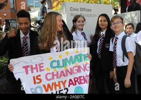 Reading, Regno Unito, 20 settembre 2019, clima colpire gli attivisti e gli attivisti hanno percorso le strade di lettura per evidenziare i pericoli del cambiamento climatico. Credito: Uwe Deffner / Alamy Live News Foto Stock