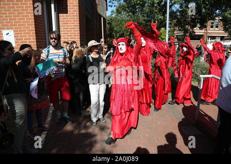 Reading, Regno Unito, 20 settembre 2019, clima colpire gli attivisti e gli attivisti hanno percorso le strade di lettura per evidenziare i pericoli del cambiamento climatico. Credito: Uwe Deffner / Alamy Live News Foto Stock