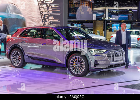 Francoforte, Germania - Settembre 2019: argento AUDI E-TRON 55 QUATTRO SUV auto elettrica, IAA International Motor Show Auto fieristico. Foto Stock